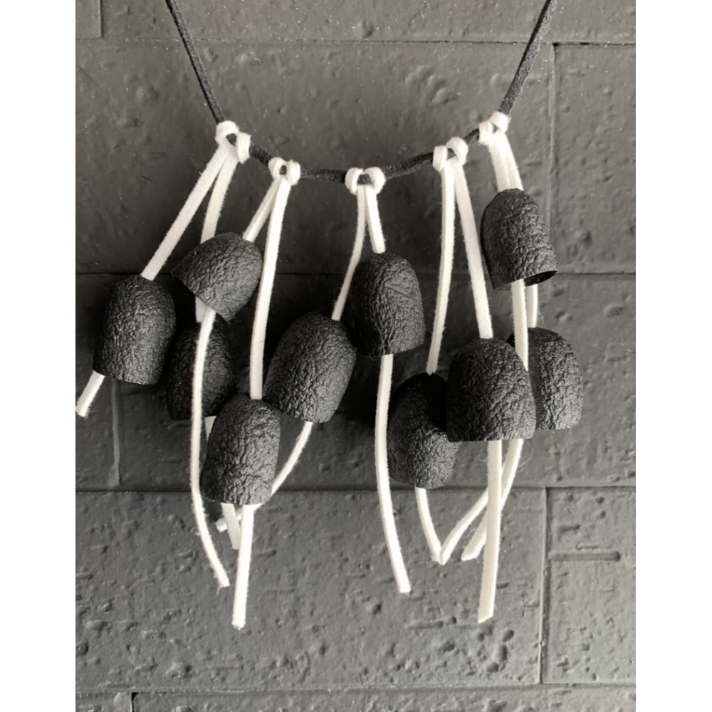 Kisa Χειροποίητο κολιέ από κουκούλια μεταξοσκώληκα Σουφλίου μαύρο λευκό κορδόνι