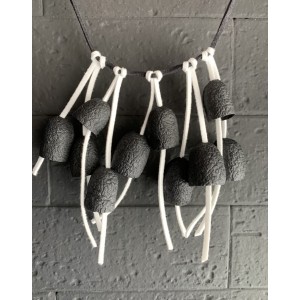 Kisa Χειροποίητο κολιέ από κουκούλια μεταξοσκώληκα Σουφλίου μαύρο λευκό κορδόνι