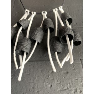 Kisa Χειροποίητο κολιέ από κουκούλια μεταξοσκώληκα Σουφλίου μαύρο λευκό κορδόνι